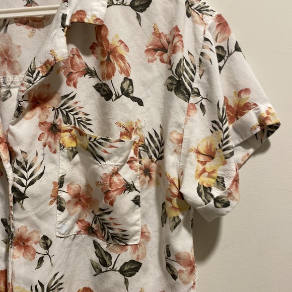 ❗2/$10❗Hollister button down floral shirt - Picture 4 of 8
